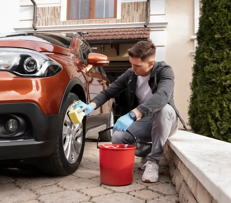 Lavage auto à domicile Chimilin : professionnel intervenant sur un véhicule